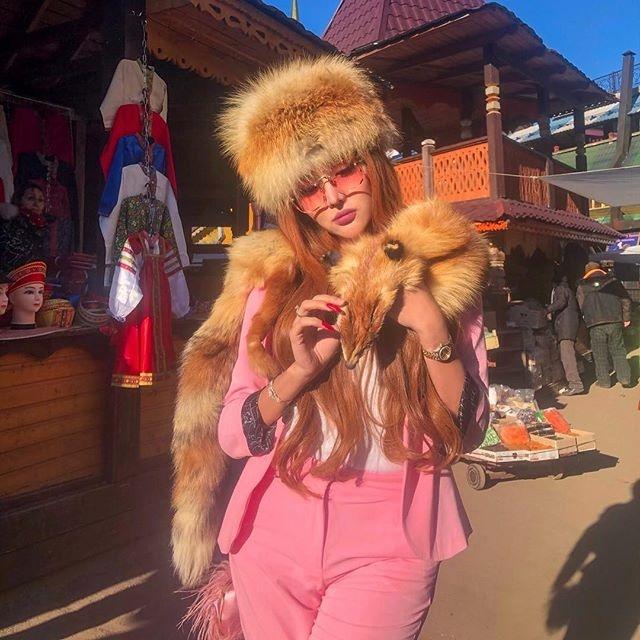 Lucinta Luna kenakan mantel bulu hewan. [Instagram]