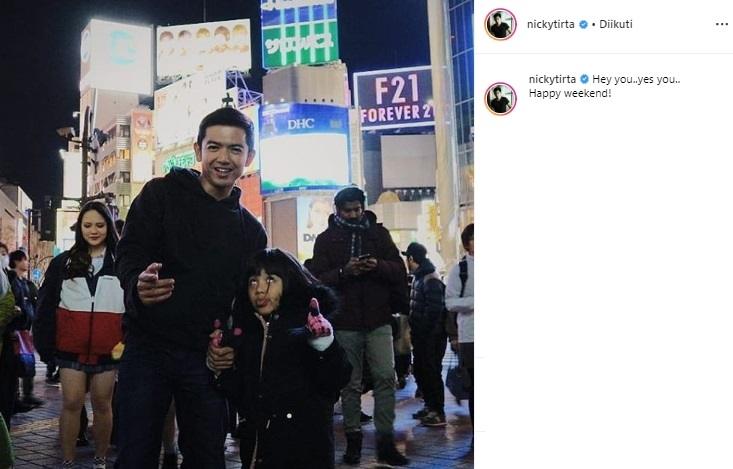 Nicky Tirta manjakan putri semata wayangnya. (Instagram/@nickytirta)