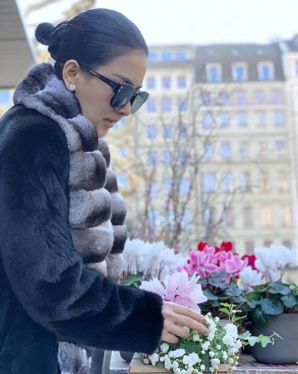 Syahrini kenakan mantel bulu hewan. [Instagram]