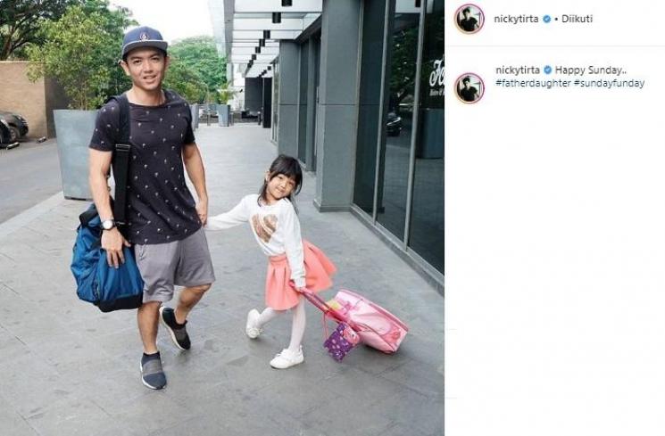Nicky Tirta manjakan putri semata wayangnya. (Instagram/@nickytirta)