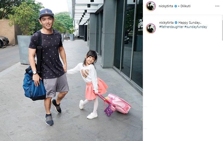 Nicky Tirta manjakan putri semata wayangnya. (Instagram/@nickytirta)