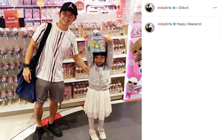 Nicky Tirta manjakan putri semata wayangnya. (Instagram/@nickytirta)