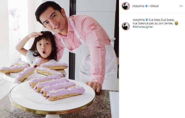 Nicky Tirta manjakan putri semata wayangnya. (Instagram/@nickytirta)