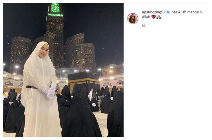 Ayu Ting Ting di depan Ka'bah. (Instagram/@ayutingting92)
