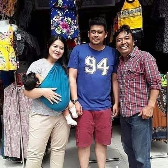 Kahiyang Ayu saat belanja di pasar Parapat Danau Toba bersama anak dan suaminya. [Instagram