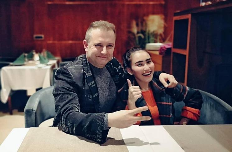 Ender Cabuker peluk Ayu Ting Ting. [Instagram]