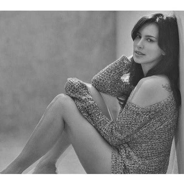 Sophia Latjuba pamer bahu dan kaki mulusnya. [Instagram]