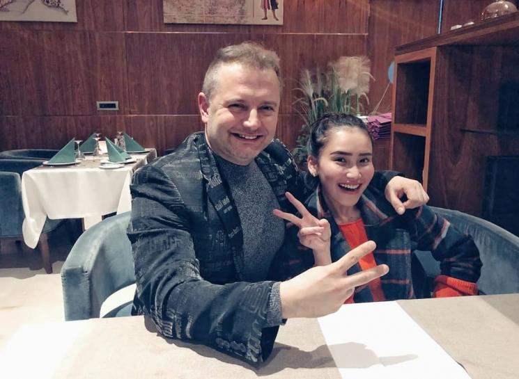Ender Cabuker peluk Ayu Ting Ting. [Instagram]