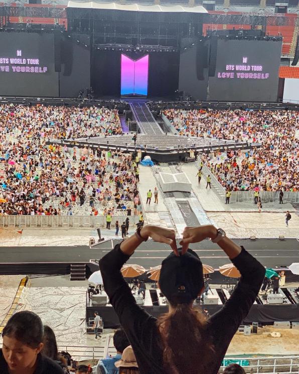 Luna Maya saat nonton konser BTS di Thailand. [Instagram]