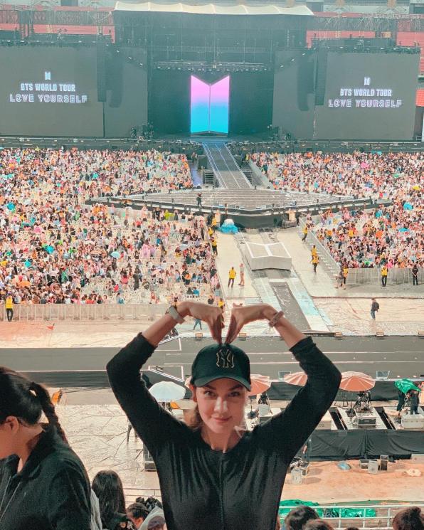 Luna Maya saat nonton konser BTS di Thailand. [Instagram]