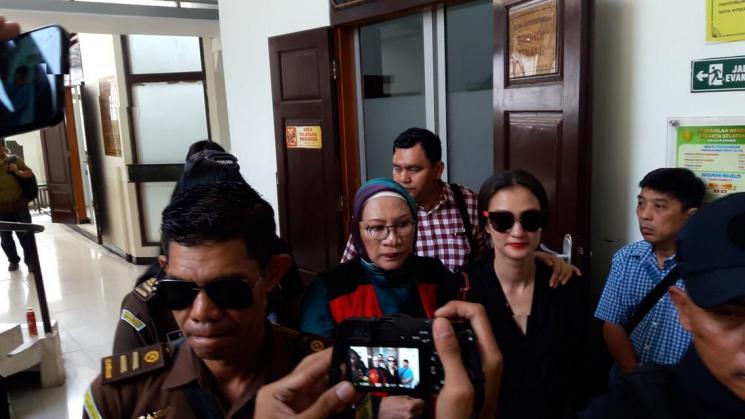 Atiqah Hasiholan dampingi Ratna Sarumpaet. (Matamata.com/Suci Febriastuti)