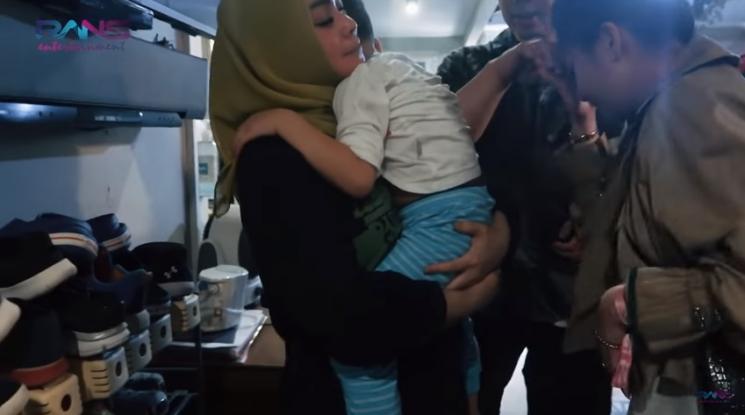 Momen Nagita Slavina dengan ayah tirinya, Basuki Widjaja Kusuma. (YouTube/Rans Entertainment)