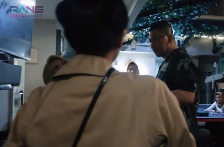 Momen Nagita Slavina dengan ayah tirinya, Basuki Widjaja Kusuma. (YouTube/Rans Entertainment)