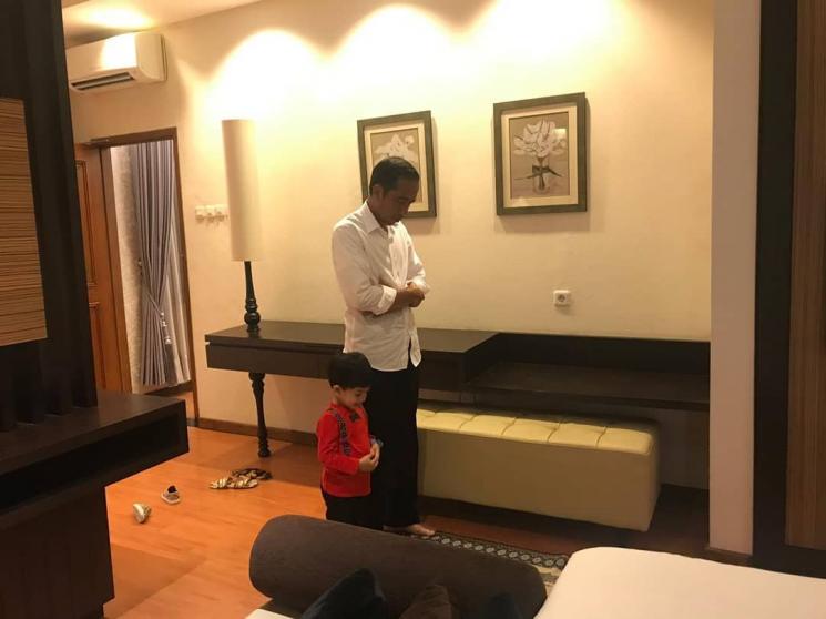 Presiden Jokowi salat berjamah dengan Jan Ethes. [Instagram @jokowi]