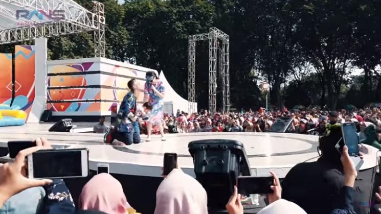 Nagita Slavina nyanyi dan dicakar oleh Rafathar. (Youtube/RANSEntertainment)