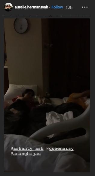 Aurel Hermansyah dirawat, Anang, Ashanty dan Arsy tidur di lantai. (Instagram/@aurelie.hermansyah)