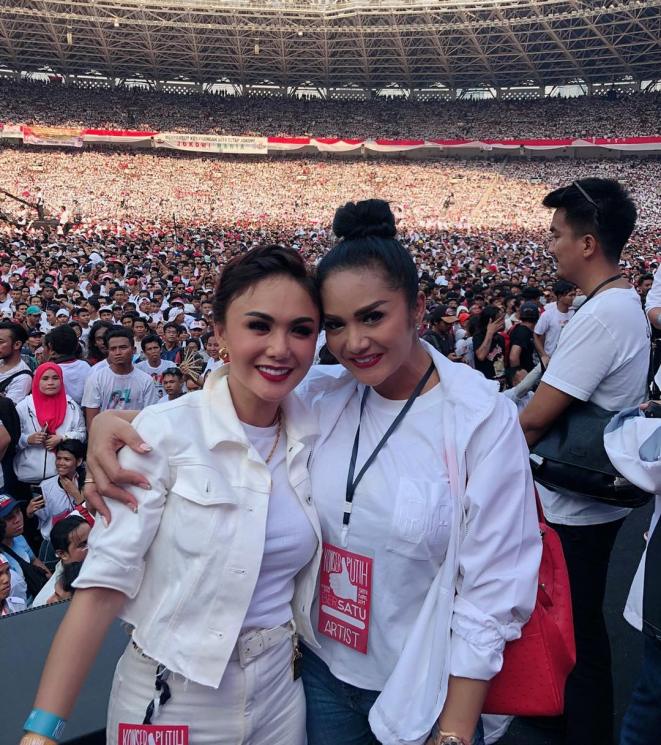 Krisdayanti dan Yuni Shara di Konser Putih Bersatu GBK (Instagram/@krisdayantilemos)