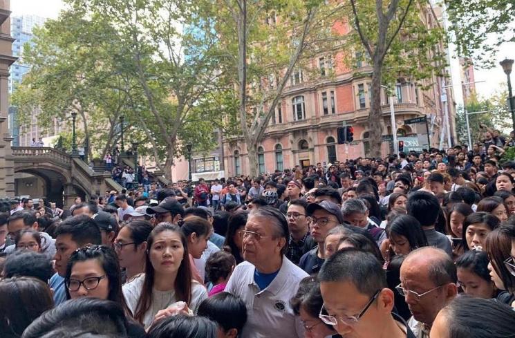 Antrean WNI di Sydney yang hendak mencoblos. [Instagram @septriasaacha] 