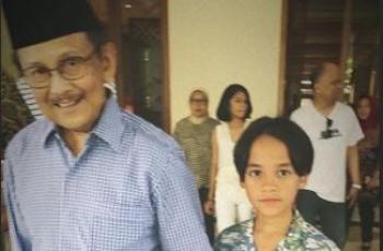 Kaya Cucu Sendiri, 4 Momen Akrab BJ Habibie dengan Putra Tunggal Bunga Citra Lestari