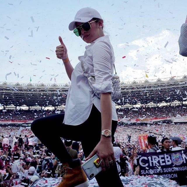 Olla Ramlan berpose saat hadiri kampanye Jokowi di GBK. [Instagram]