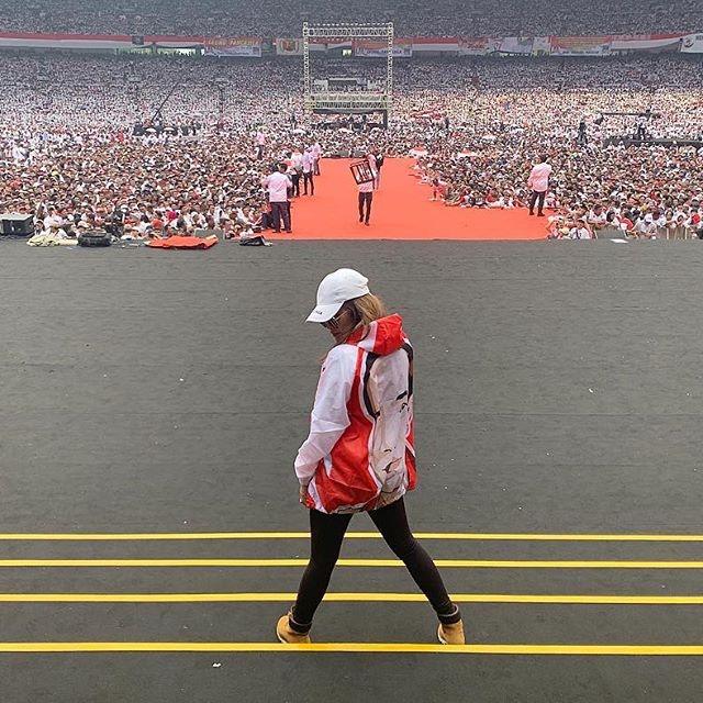 Olla Ramlan di panggung kampanye akbar Jokowi _Maruf di GBK. [Instagram]