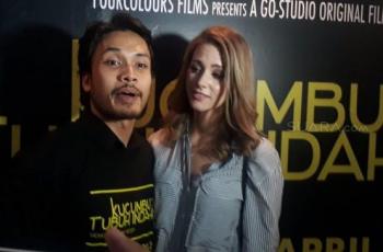 Rumahnya Banjir Seatap, Randy Pangalila Ungsikan Istri ke Atas Genteng