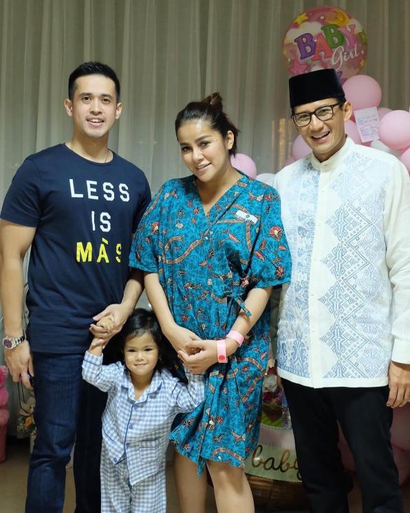 Olla Ramlan dan suami akrab dengan Sandiaga Uno. [Instagram]