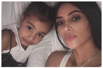Centil Banget, Putri 5 Tahun Kim Kardashian Bergaya Pakai Sepatu Hak Ibunya