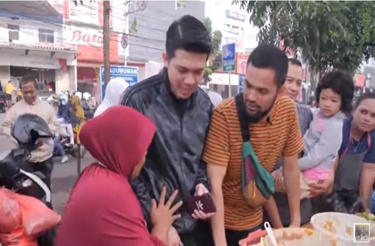 Irwansyah didoakan oleh seorang ibu (Tangkapan layar YouTube channel The Sungkar Family)