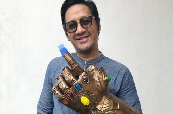 7 Gaya Kocak Artis Pamer Jari Ungu, Ada yang Minjem Tangan Thanos Lho