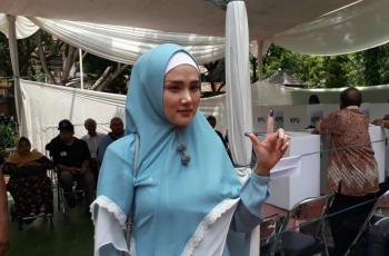 Mulan Jameela Sibuk Telepon saat Diwawancarai Wartawan, Netizen: Belagu!