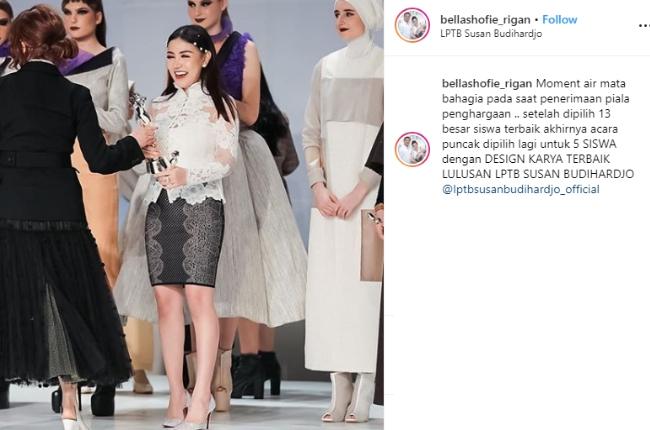 Bella Shofie terima penghargaan di acara wisuda. (Instagram/@bellashofie_rigan)