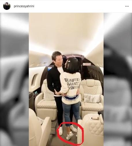 Syahrini berdiri jinjit agar sama tinggi dengan Reino Barack.