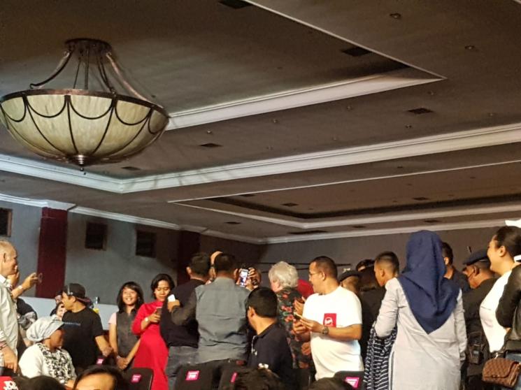 Russell Hitchcock dan Graham Russell sapa penggemar hingga ke bagian belakang. (Matamata.com/Irma Joanita)