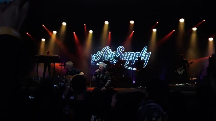 Air Supply lesehan di panggung. (Matamata.com/Irma Joanita)