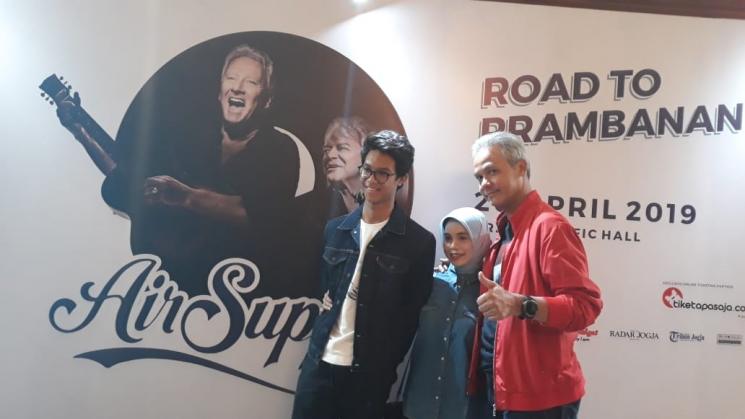 Ganjar Pranowo, Gubernur Jawa Tengah nonton Air Supply Live in Yogyakarta. (Matamata.com/Irma Joanita)