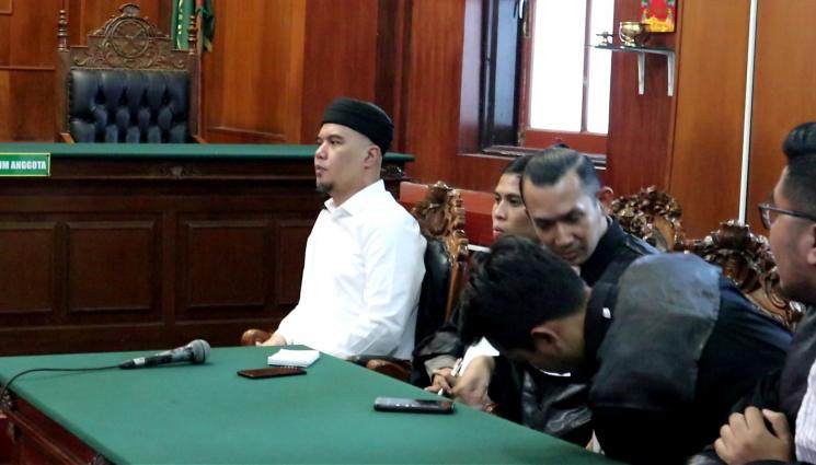 Ahmad Dhani kenakan turban saat menjalani sidang tuntutan di PN Surabaya. [Achmad Ali]