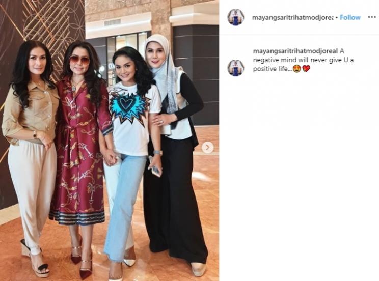 Mayangsari kenakan outfit kece saat kumpul bareng geng. (Instagram/@mayangsaritrihatmodjoreal)