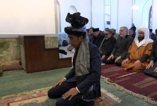 Presiden Jokowi kenakan turban saat jadi imam salat di Afganistan.