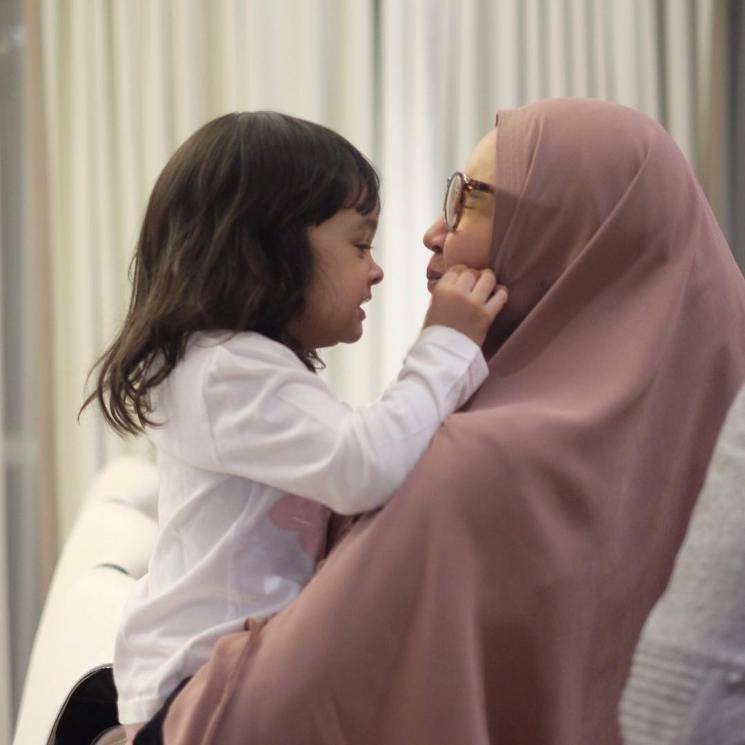 Hawwa tangisi Zaskia Sungkar. (Instagram/@zaskiasungkar15)