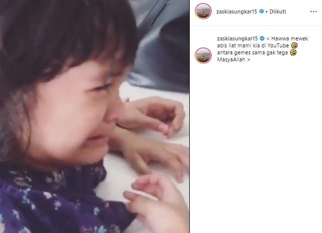 Hawwa tangisi Zaskia Sungkar. (Instagram/@zaskiasungkar15)