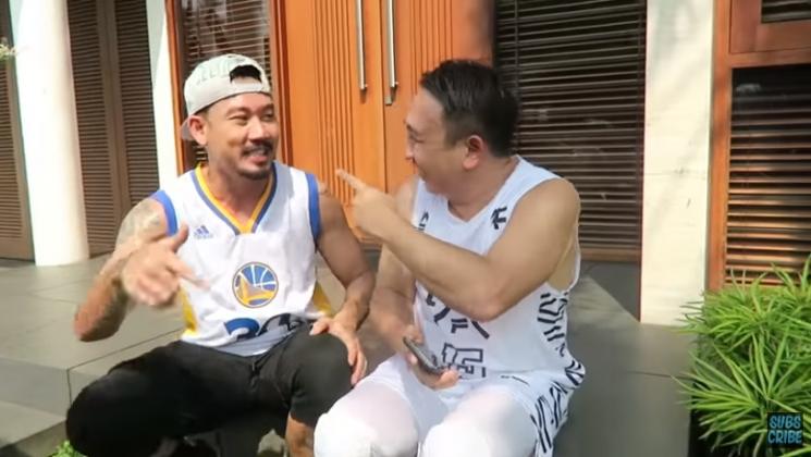 Denny Sumargo jatuhkan hp Augie Fantinus. (Youtube/AugieFantinus)