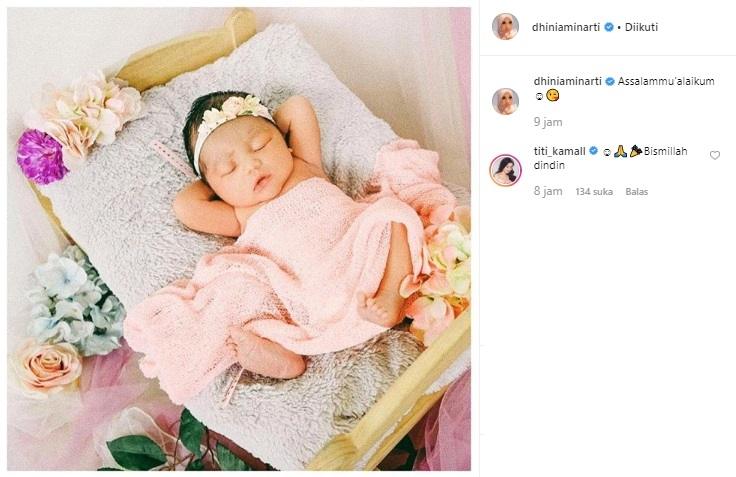 Dhini Aminarti posting foto bayi. (Instagram/@dhiniaminarti)