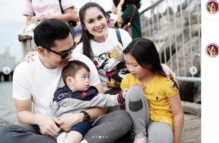 Sandra Dewi dan Keluarganya (Instagram/@sandradewi88)