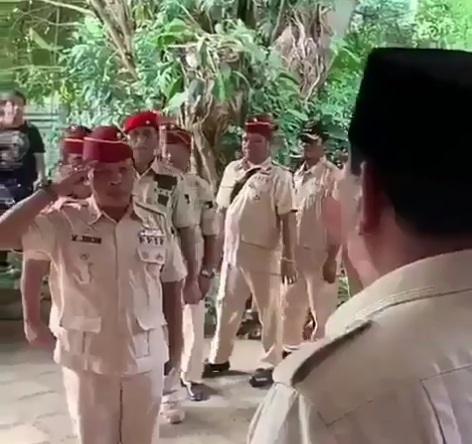 Prabowo Subianto diberi hormat secara militer. [capture Instagram]