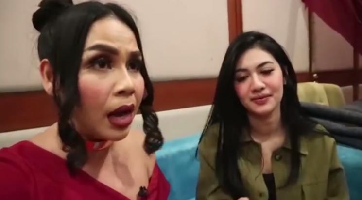 Della Perez ungkap bagaimana kehidupannya setelah ditinggal Julia Perez. (Youtube/MelaneyRicardo)