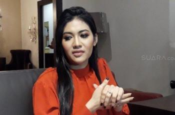 Ziarah ke Makam Julia Perez, Adik: Jangan Cemberut Kalau Datang ke Mimpi