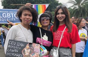 Duh! Dena Rachman Pamer Bendera LGBT di Women's March Jakarta 2019!