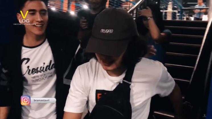 Aliando pusing turun dari wahana ekstrim. (Youtube/@VerrelBramasta)