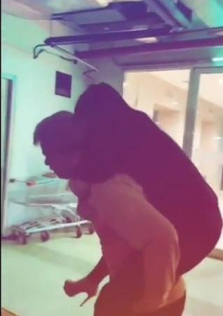 Billy Syahputra gendong Elvia Cerolline. [Instagram]